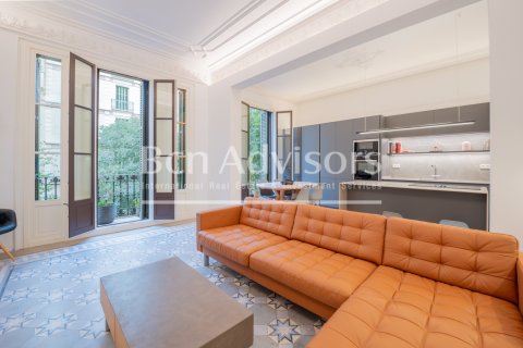 Apartamento de 3 dormitorios en venta en Barcelona, Cataluña, Spain № 2900 - foto 2