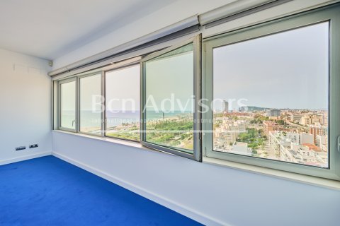 Ático de 2 dormitorios en venta en Barcelona, Cataluña, Spain № 2901 - foto 30