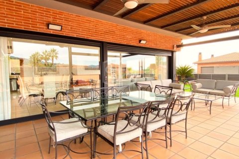 Villa de 5 dormitorios en venta en Caldes d'Estrac, Barcelona, Cataluña, Spain № 945