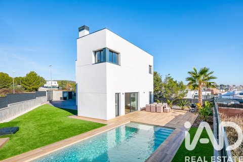 Сasa de 3 dormitorios en venta en Cunit, Tarragona, Cataluña, Spain № 4680