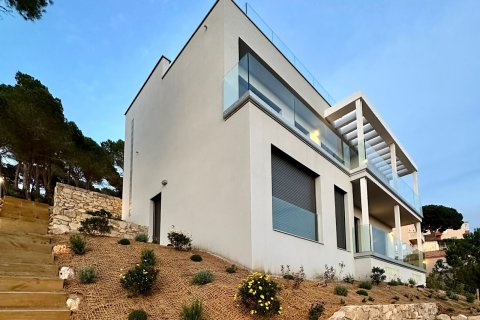 Сasa de 4 dormitorios en venta en Lloret de Mar, Gerona, Cataluña, Spain № 1683 - foto 3