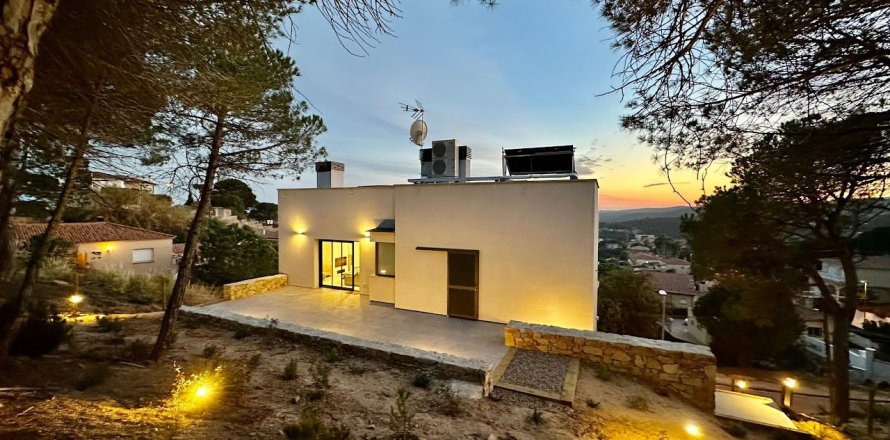 Сasa de 4 dormitorios en venta en Lloret de Mar, Gerona, Cataluña, Spain № 1683