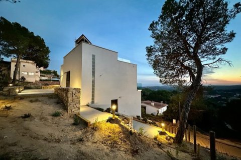 Сasa de 4 dormitorios en venta en Lloret de Mar, Gerona, Cataluña, Spain № 1683 - foto 4