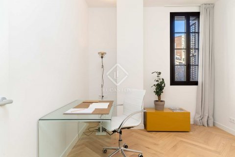 Apartamento de 3 dormitorios en venta en Barcelona, Cataluña, Spain № 8592 - foto 12