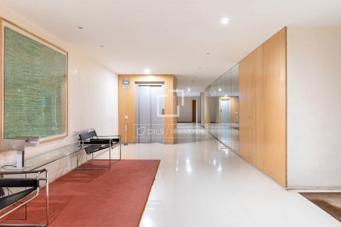 Apartamento de 4 dormitorios en venta en Barcelona, Cataluña, Spain № 8594 - foto 30