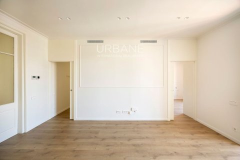 2 bedrooms apartment for sale in Eixample, Barcelona, Catalonia, Spain № 2661 - photo 15