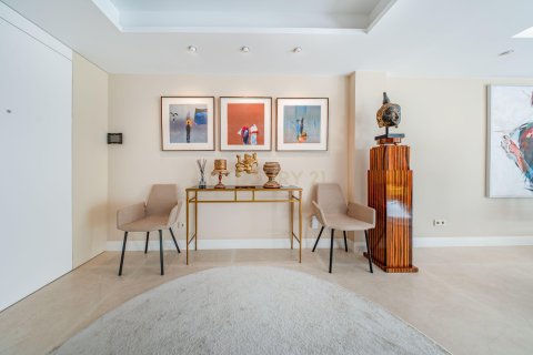 Apartamento de 4 dormitorios en venta en Barcelona, Cataluña, Spain № 6971 - foto 3