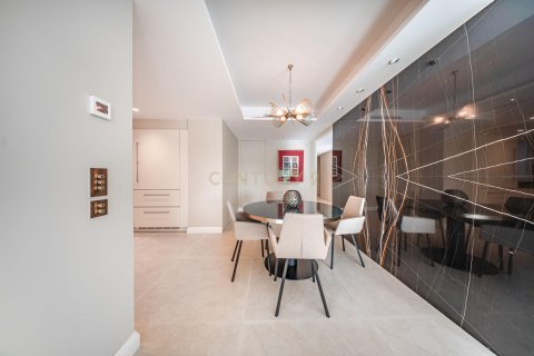 Apartamento de 4 dormitorios en venta en Barcelona, Cataluña, Spain № 6971 - foto 19