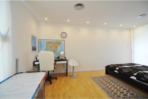 Сasa de 4 dormitorios en venta en Lloret de Mar, Gerona, Cataluña, Spain № 1376 - foto 17
