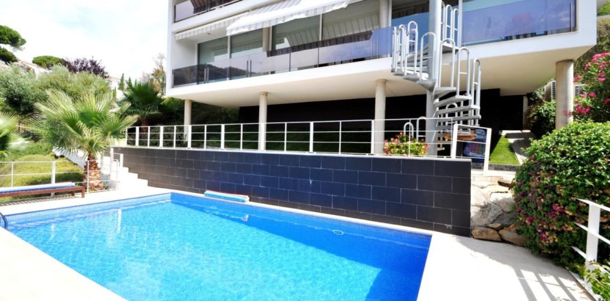 Сasa de 4 dormitorios en venta en Lloret de Mar, Gerona, Cataluña, Spain № 1376