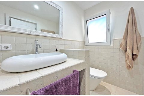 Сasa de 4 dormitorios en venta en Lloret de Mar, Gerona, Cataluña, Spain № 1378 - foto 17
