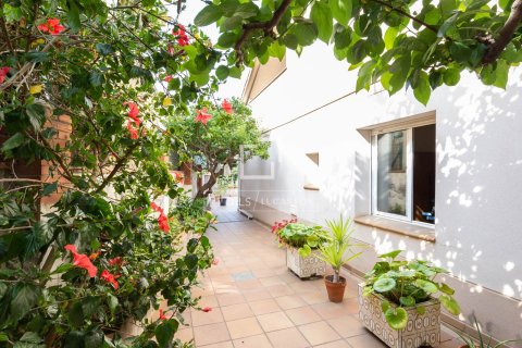 Villa de 6 dormitorios en venta en Esplugues de Llobregat, Barcelona, Cataluña, Spain № 4408