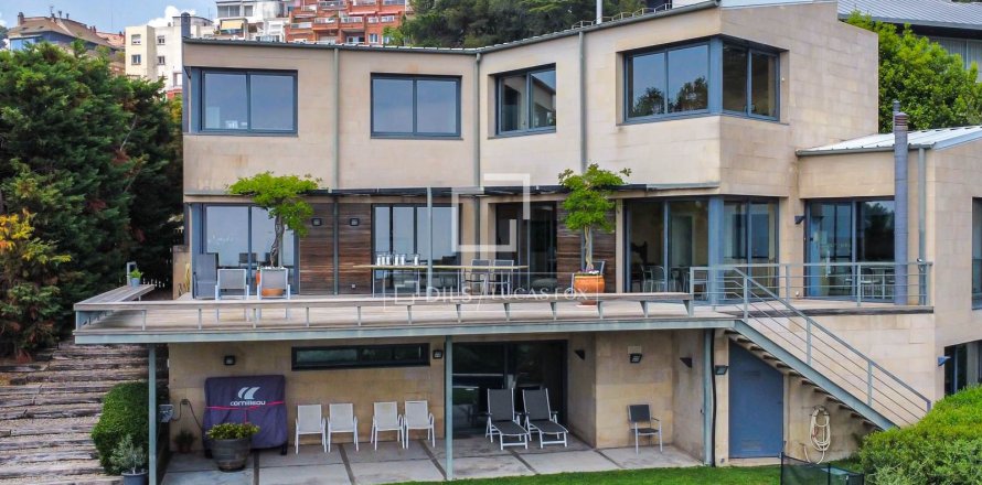Villa de 4 dormitorios en venta en Barcelona, Cataluña, Spain № 4405