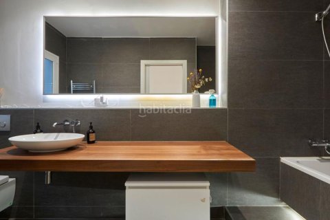Apartamento de 3 dormitorios en venta en Eixample, Barcelona, Cataluña, Spain № 2234 - foto 17