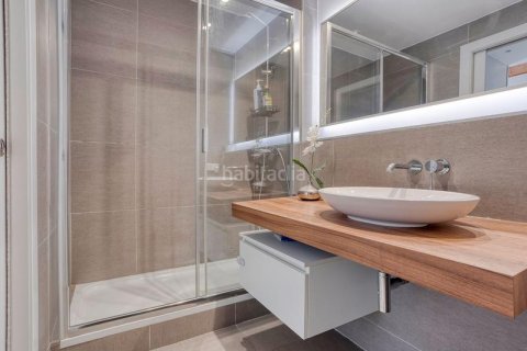 Apartamento de 3 dormitorios en venta en Eixample, Barcelona, Cataluña, Spain № 2234 - foto 28