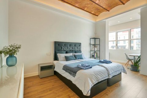 Apartamento de 3 dormitorios en venta en Eixample, Barcelona, Cataluña, Spain № 2234 - foto 3
