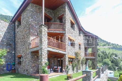 Villa de 5 dormitorios en venta en Principado De Andorra (Ninguna Poblacion Tiene C.P.), Lérida, Cataluña, Spain № 6006