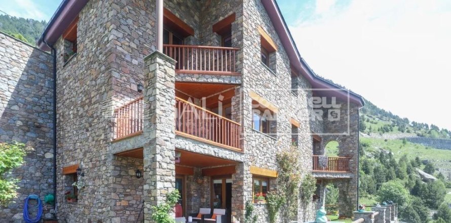 Villa de 5 dormitorios en venta en Principado De Andorra (Ninguna Poblacion Tiene C.P.), Lérida, Cataluña, Spain № 6006