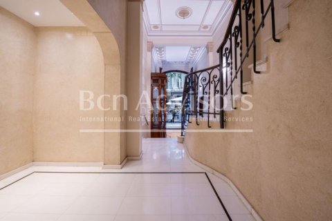 Apartamento de 3 dormitorios en venta en Eixample, Barcelona, Cataluña, Spain № 2913 - foto 6