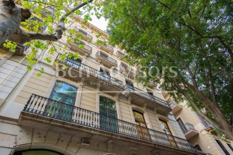Apartamento de 3 dormitorios en venta en Eixample, Barcelona, Cataluña, Spain № 2913 - foto 9