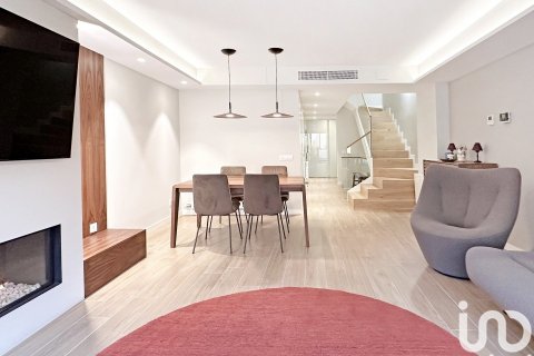 Сasa de 3 dormitorios en venta en Barcelona, Cataluña, Spain № 4973 - foto 8