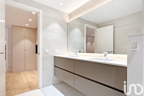 Сasa de 3 dormitorios en venta en Barcelona, Cataluña, Spain № 4973 - foto 25