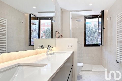 Сasa de 3 dormitorios en venta en Barcelona, Cataluña, Spain № 4973 - foto 24