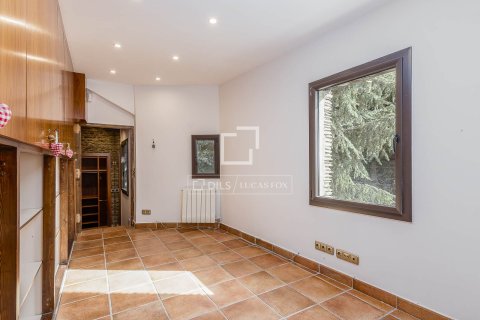 Villa de 6 dormitorios en venta en Barcelona, Cataluña, Spain № 4109 - foto 30