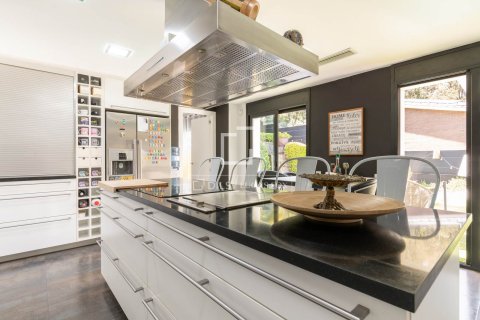 Villa de 6 dormitorios en venta en Barcelona, Cataluña, Spain № 4382 - foto 22