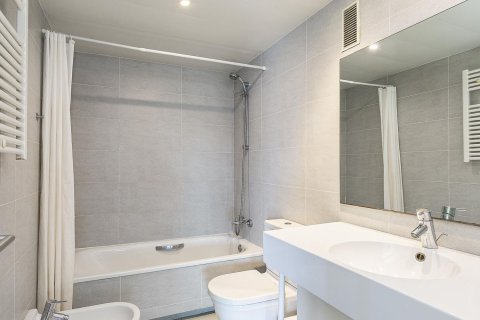 2 bedrooms apartment for sale in Barcelona, Catalonia, Spain № 7105 - photo 12