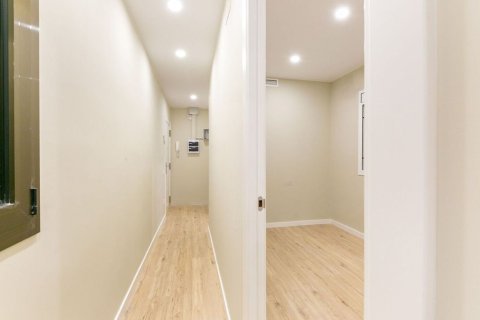 Купить квартиру в Барселона, Испания с 3 комнаты, 58м², № 7107 - фото 3