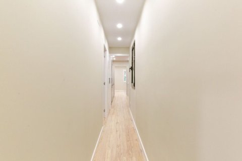 Купить квартиру в Барселона, Испания с 3 комнаты, 58м², № 7107 - фото 5