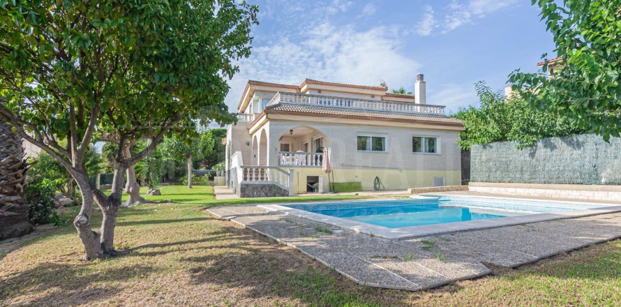 Villa de 8 dormitorios en venta en Lloret de Mar, Gerona, Cataluña, Spain № 976