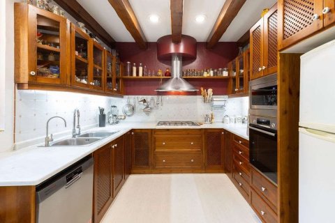 Сasa de 8 dormitorios en venta en Barcelona, Cataluña, Spain № 7660 - foto 23