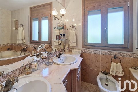 Сasa de 4 dormitorios en venta en Sant Fost de Campsentelles, Barcelona, Cataluña, Spain № 5031 - foto 16