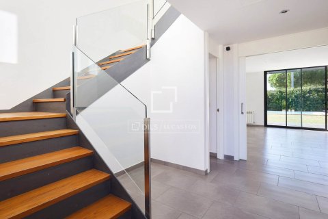 Villa de 4 dormitorios en venta en Sant Vicenc De Montalt, Barcelona, Cataluña, Spain № 4457 - foto 2