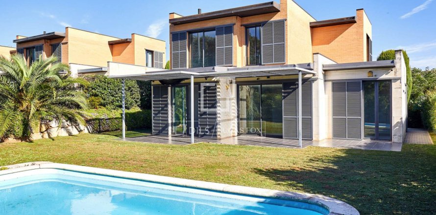 Villa de 4 dormitorios en venta en Sant Vicenc De Montalt, Barcelona, Cataluña, Spain № 4457