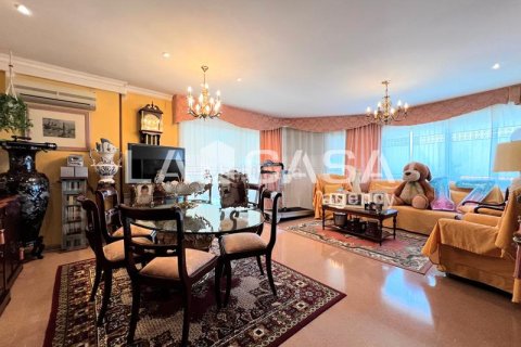 Apartamento de 3 dormitorios en venta en Badalona, Barcelona, Cataluña, Spain № 2176 - foto 2