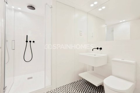 Ático de 2 dormitorios en venta en Barcelona, Cataluña, Spain № 1054 - foto 8
