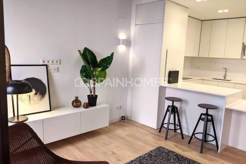 Ático de 2 dormitorios en venta en Barcelona, Cataluña, Spain № 1054 - foto 4