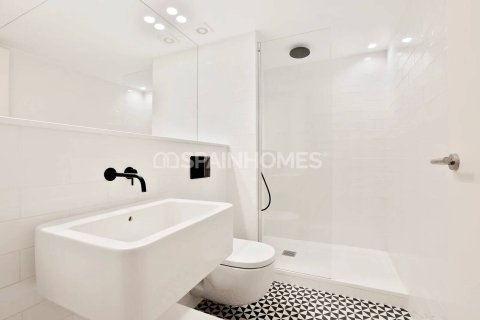 Ático de 2 dormitorios en venta en Barcelona, Cataluña, Spain № 1054 - foto 9