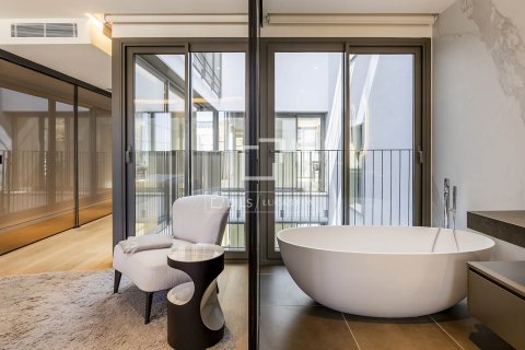 Apartamento de 3 dormitorios en venta en Barcelona, Cataluña, Spain № 6565 - foto 24
