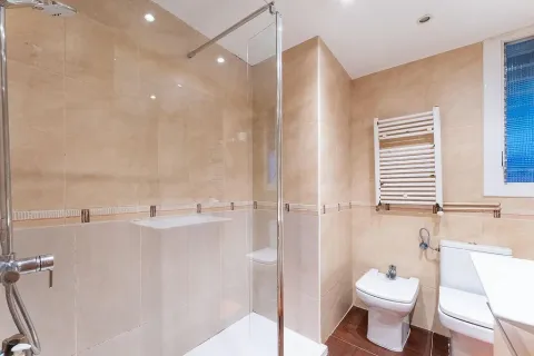 Apartamento de 4 dormitorios en venta en Barcelona, Cataluña, Spain № 3648 - foto 24