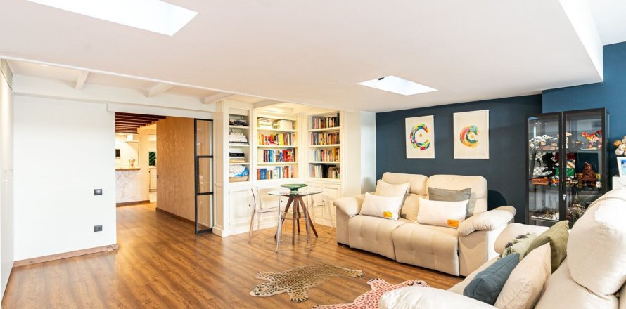 Apartamento de 3 dormitorios en venta en Barcelona, Cataluña, Spain № 1507