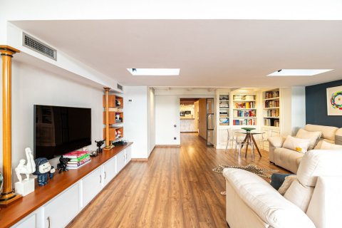 Apartamento de 3 dormitorios en venta en Barcelona, Cataluña, Spain № 1507 - foto 6