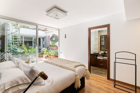 Apartamento de 3 dormitorios en venta en Barcelona, Cataluña, Spain № 1507 - foto 25