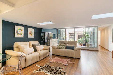 Apartamento de 3 dormitorios en venta en Barcelona, Cataluña, Spain № 1507 - foto 5