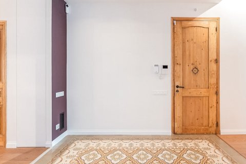 Apartamento de 3 dormitorios en venta en Barcelona, Cataluña, Spain № 1504 - foto 19
