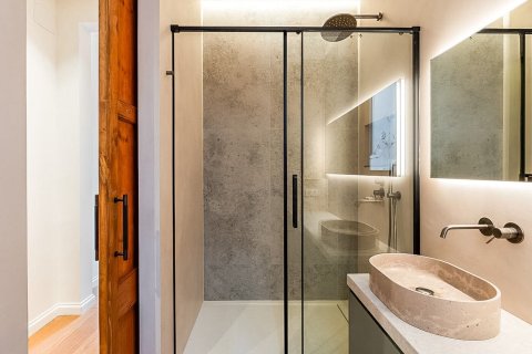Apartamento de 3 dormitorios en venta en Barcelona, Cataluña, Spain № 1504 - foto 9