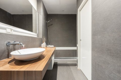Apartamento de 3 dormitorios en venta en Barcelona, Cataluña, Spain № 1502 - foto 11